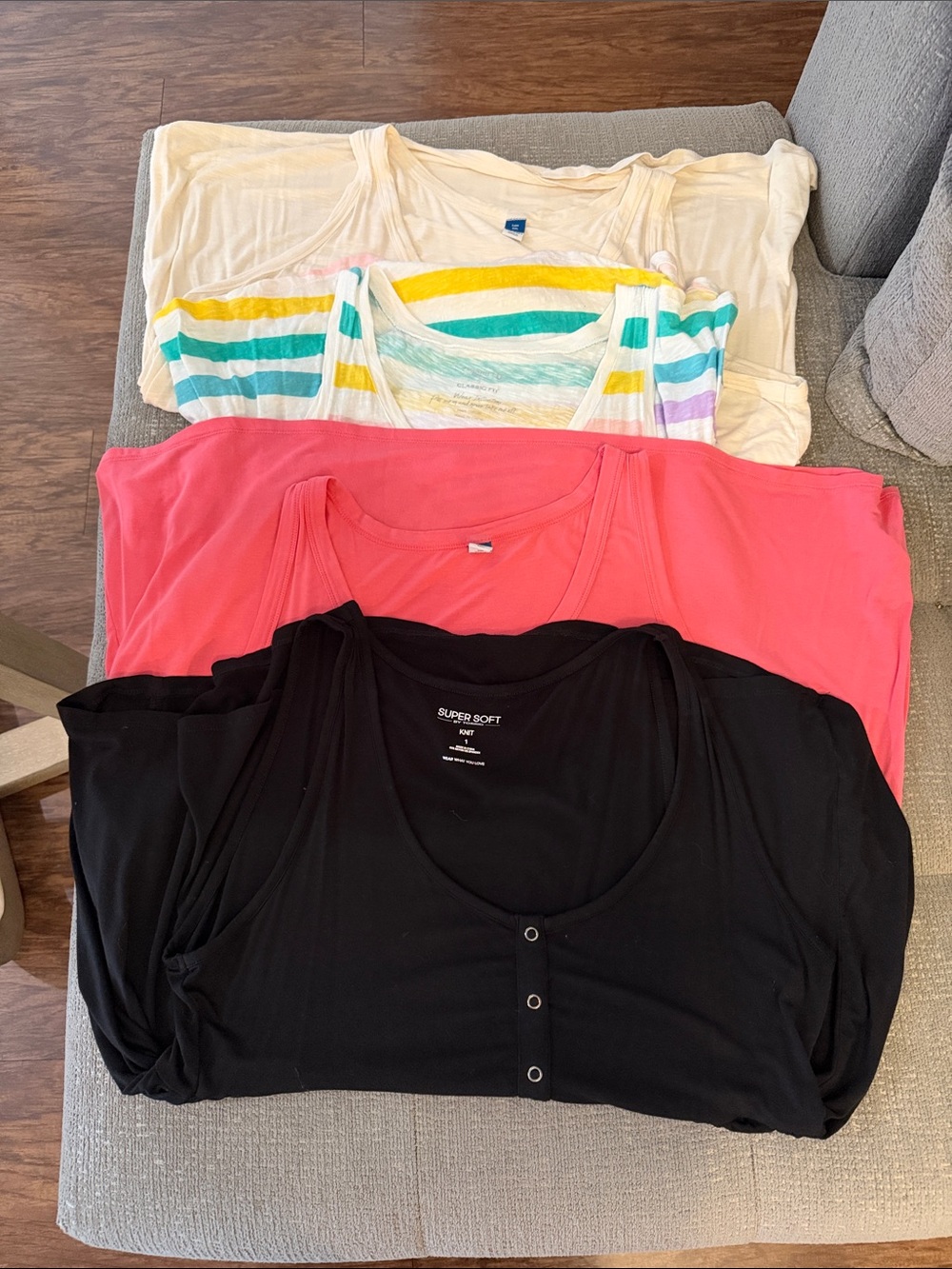 Women’s - Classic Women's Scoop Neck tank top lot of 4